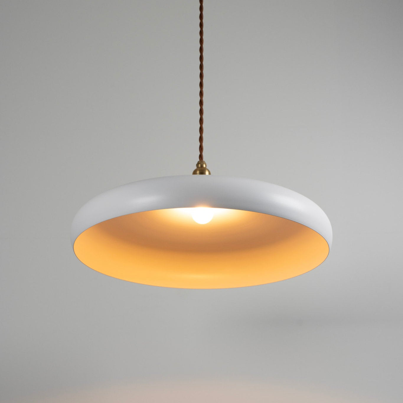 Iron Shade Pisk White