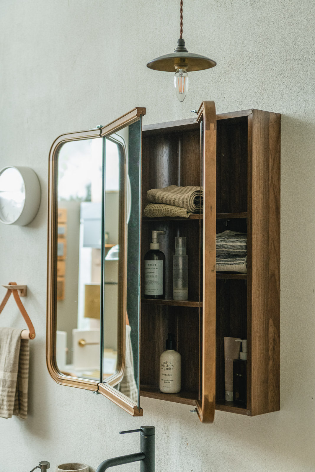 【予約商品：5月末〜6月末頃お届け予定】Wood curve 3ドアキャビネットミラー 850