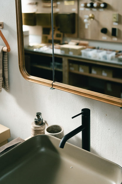 【予約商品：5月末〜6月末頃お届け予定】Wood curve 3ドアキャビネットミラー 850