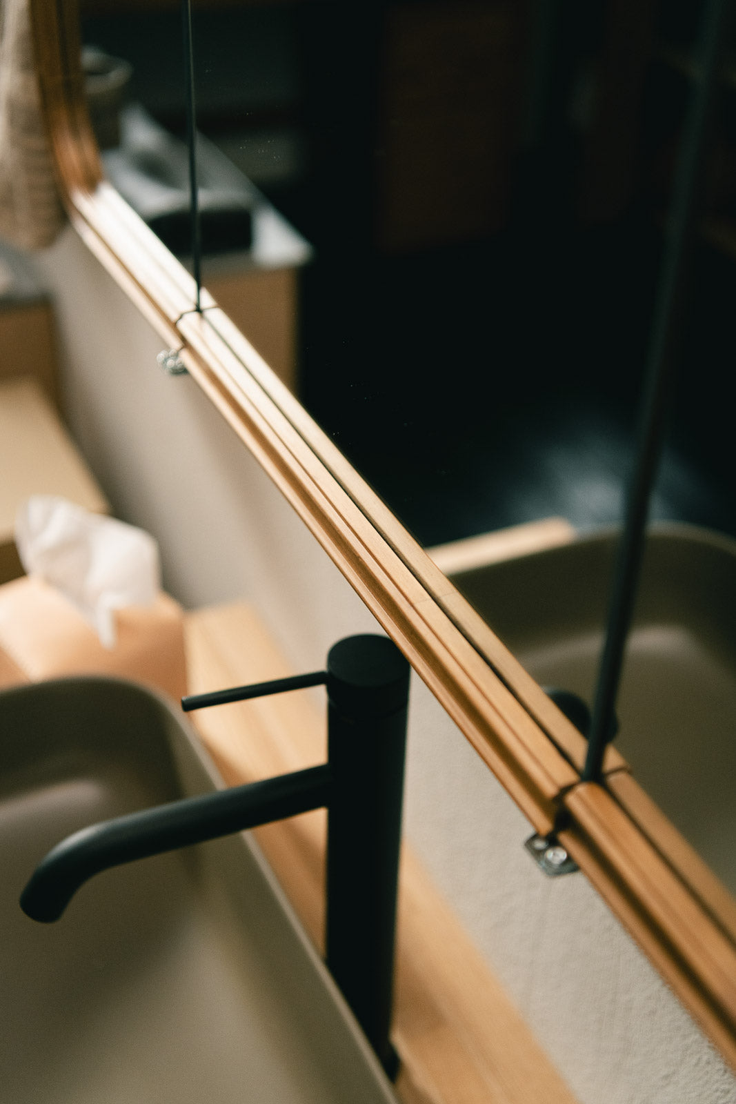 【予約商品：5月末〜6月末頃お届け予定】Wood curve 3ドアキャビネットミラー 850